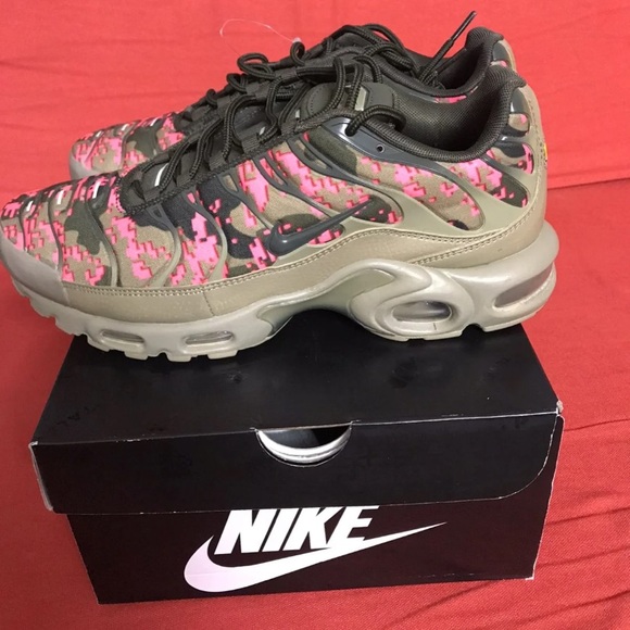 air max plus digi camo olive